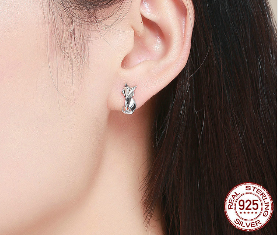 Orecchini a forma di volpe, in argento sterling, con chiusura a leva Orecchini a forma di volpe, in argento sterling, con chiusura a leva